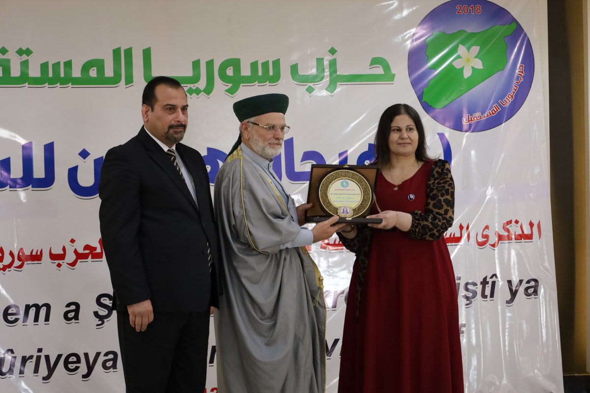 FSPSyria's tweet photo. #حزب_سوريا_المستقبل #هفرين_خلف #فرهاد_رمضان #الذكرى_السادسة #الرقة
حزب سوريا المستقبل يُحيي الذكرى السنوية السادسة لاستشهاد هفرين خلف وفرهاد رمضان بمهرجان هفرين للسلام في الرقة

نظم حزب سوريا المستقبل مهرجانًا خطابياً تحت عنوان "مهرجان هفرين للسلام" في مدينة الرقة، بمناسبة الذكرى السنوية السادسة لاستشهاد الأمينة العامة للحزب "هفرين خلف" والرفيق "فرهاد رمضان"، تخليدًا لذكراهما وتعزيزًا لقيم السلام والديمقراطية ووحدة المجتمع السوري، وذلك بحضور الرئاسة المشتركة للحزب "كوثر دوكو" و"عبد حامد المهباش".

وشهد المهرجان حضور واسع ضمّ عوائل الشهداء، الإدارة الذاتية ممثلة بمجلسيها التنفيذي والتشريعي، قوات سوريا الديمقراطية، وممثلين عن الهيئات والمؤسسات والمجالس المدنية والعسكرية، ممثلي الحركات النسائية والشبابية، وشخصيات اجتماعية مستقلة، إضافةً إلى حشود جماهيرية من مختلف مكونات شمال وشرق سوريا.
 
هذا وافتُتح المهرجان بالوقوف دقيقة صمت استذكارًا لأرواح الشهداء، تلاها عرض سنفزيون عن حياة الشهيدة هفرين خلف، ومن ثم ألقت الرئيسة المشتركة للحزب "كوثر دوكو" كلمةً أكدت فيها أن هذه الذكرى تحمل الكثير من الألم، لكنها في الوقت ذاته تذكّرنا بالمسؤولية والأمل، مشيرةً إلى أن هفرين خلف لم تكن مجرد قيادية حزبية، بل مشروع حياة آمنت بأن السياسة فن خدمة الناس وبناء الجسور بينهم، وأن اغتيالها كان جريمة ضد فكرة الحياة نفسها.

وأضافت أن اغتيال هفرين كان رسالة عنف، مشددةً على أن الردّ عليها يجب أن يكون رسالة حياة، موضحةً أن من ارتكبوا الجريمة يجلسون اليوم في مناصب عليا داخل جيش حكومة دمشق الانتقالية، وهو استمرار لعقلية ترى في المرأة خطرًا وفي الحرية عدوًا. وشددت على أن العدالة لن تتحقق إلا بمحاسبة القتلة وتطبيق العدالة الانتقالية، ليُنتصر القانون والوطن معًا.

وأكدت "دوكو" أن أفكار هفرين خلف لم تمت، بل ما زالت حيّة في وجدان السوريين، وتتجسد اليوم من خلال وحدات حماية المرأة وقوات سوريا الديمقراطية، اللتين تمثلان “الأمل الحقيقي للسوريين في بناء دولة ديمقراطية تُدار بالقانون لا بالعنف”. كما أبرزت أن الإدارة الذاتية الديمقراطية ونظام الرئاسة المشتركة يجسدان رؤية هفرين في مشاركة المرأة والرجل معًا في القرار والمصير، لبناء مستقبل متوازن وعادل.

واختتمت كلمتها بالقول: "نحن نؤمن بأن الديمقراطية ليست شعارًا، بل أسلوب تفكير وعيشٍ يومي. ومن هنا نمدّ أيدينا لكل من يؤمن بالحوار والسلام والمساواة، لأننا نعلم أن بناء مجتمعٍ حر لا يتحقق بالعزلة، بل بالشراكة والانفتاح. ونعلن انتصار القانون، وأن قتلة هفرين يجب أن يُحاكموا ويُحاسبوا، لكي ينتصر القانون والوطن، لا أن يُكرّموا على جريمتهم كما فعل حكام دمشق الجدد. ونذكر الحكومة الانتقالية والمجتمع الدولي بأن تطبيق العدالة الانتقالية في سوريا يبدأ باعتقال القتلة وتحويلهم إلى محكمة سورية وطنية لتحاسب المجرمين على جريمتهم النكراء "

وتضمنت فعاليات المهرجان إلقاء كلمات عدة كان منها، كلمة مجلس سوريا الديمقراطية ألقتها السيدة "ليلى قره مان" الرئيسة المشتركة للمجلس، كلمة قوات سوريا الديمقراطية السيدة "روهلات عفرين" عضوة القيادة العامة لقوات سوريا الديمقراطية ووحدات حماية المرأة حيث تحدثت عن قيم الشهادة وأهمية تضحيات الشهداء، ودور قوات سوريا الديمقراطية في ضمان مستقبل سوريا وبناء جيش سوري ديمقراطي ووطني يمثل جميع المكونات السورية.

كما كان هناك كلمات من قبل الإدارة الذاتية لشمال وشرق سوريا السيدة "جميلة محمد" من مجلس عوائل الشهداء، كلمة والدة الشهيدة هفرين خلف الأم "سعاد مصطفى"، وكلمة مجلس المرأة السورية السيدة "اعتماد الأحمد".

هذا وتم دعوة الرئاسة المشتركة للحزب لتسليم جائزة الشهيدة هفرين للسلام للشيخ "مرشد معشوق الخزنوي" تقديرًا لدوره في دعم السلام والتعايش المجتمعي في شمال وشرق سوريا حيث تسلّمها عنه الشيخ "سنان سيدوش"، ليجري بعد ذلك عرض كلمة مصوَّرة للشيخ "مرشد معشوق الخزنوي".

ليختتم المهرجان بإلقاء عدد من القصائد الشعرية التي جسدت روح الشهيدة هفرين من قبل "ثامر الشمري" الرئيس المشترك لمجلس دير الزور في الحزب.