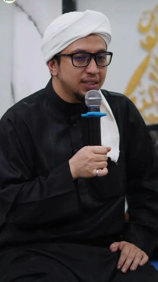 🤍يمكنك أن تشك في نفسك، ولكن لا يمكنك أن تشك في بركات معلمك
"Kamu boleh ragu dengan dirimu sendiri, tapi kamu tidak boleh ragu dengan barokah gurumu".