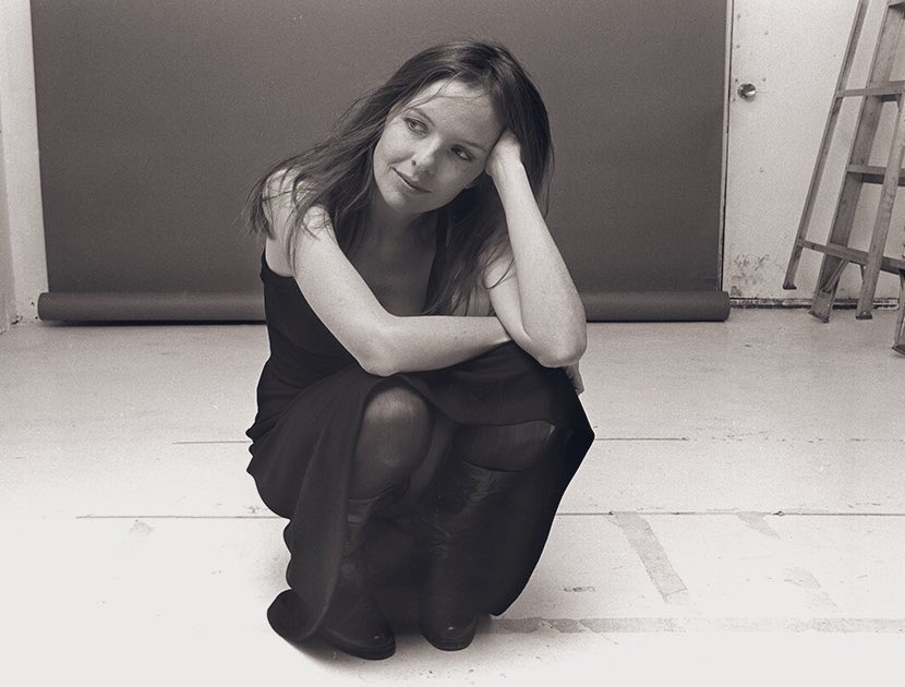 "Não preciso me parecer com ninguém. Nunca senti a necessidade de me encaixar, e quando finalmente aceitei isso, tudo ficou mais fácil. Me visto como quero, rio quando me dá vontade e não peço permissão para ser quem sou." 

Diane Keaton 🖤😢