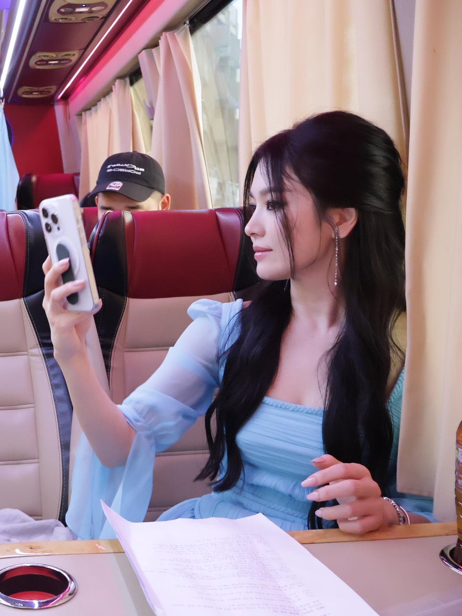 Yessssssss Queeenn! That side profile deserves to be flex! A work of art #SongHyeKyo