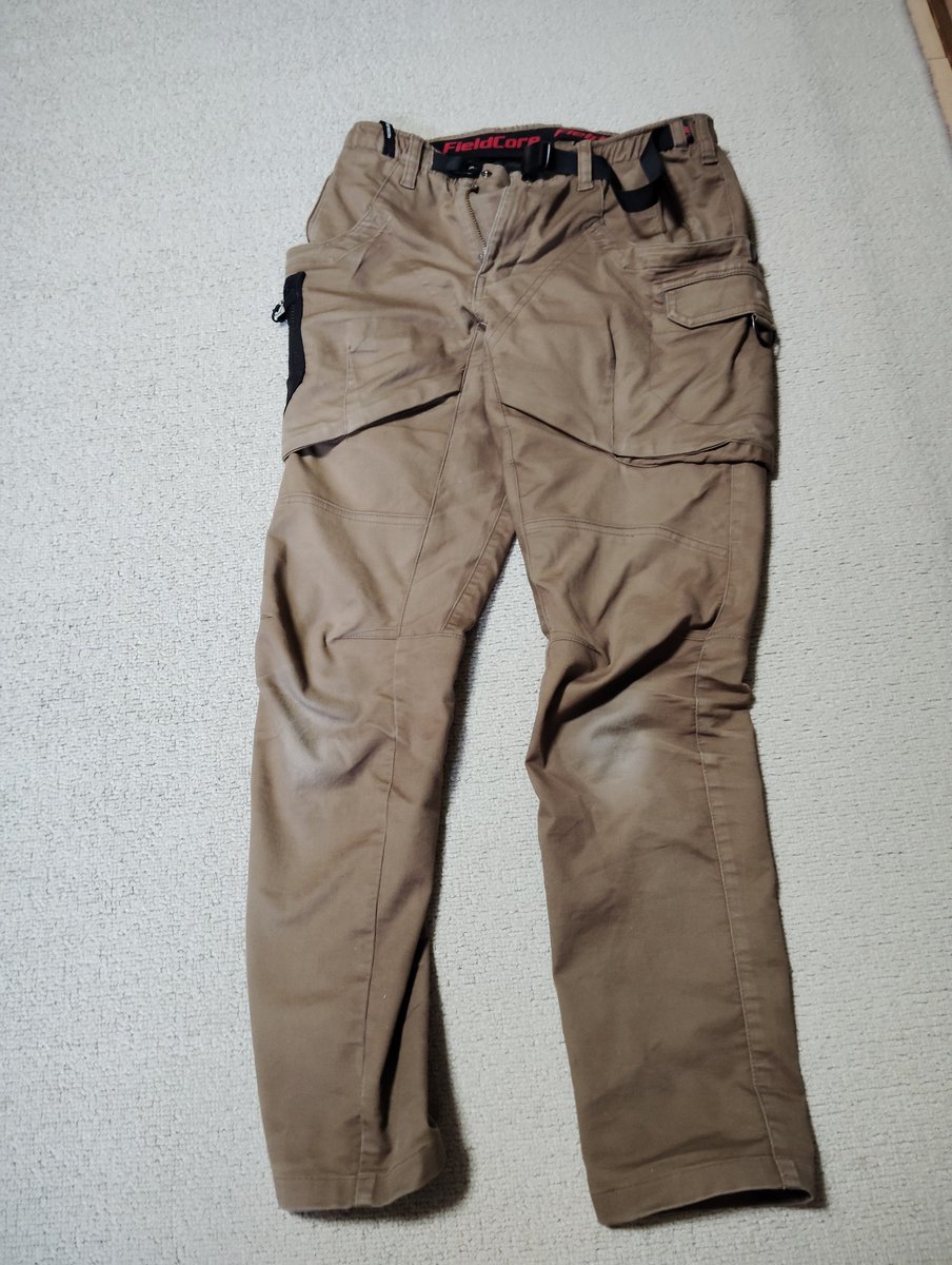 sura1981's tweet photo. 毎年1本買ってるおパンツ♪ポッケ多いし、それでも足りない時はスコッシュが出てくる!まぁ子供を連れて出かける時は自分の財布やスマホ以外にもティッシュやハンドタオルやゴミ袋、予想外のガチャ!収納が多いおパンツは有り難い♪ #ワークマン #FieldCore https://t.co/XhLCODoWcy