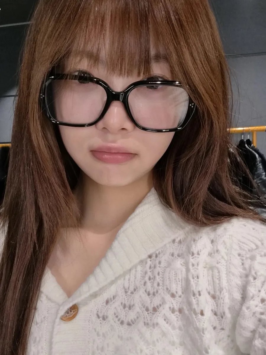 mayluvlily's tweet image. 부시시한 머리에 뿔테 안경
너드은째 같고 좋으다…