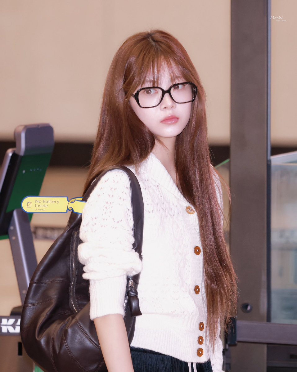 mayluvlily's tweet image. 부시시한 머리에 뿔테 안경
너드은째 같고 좋으다…