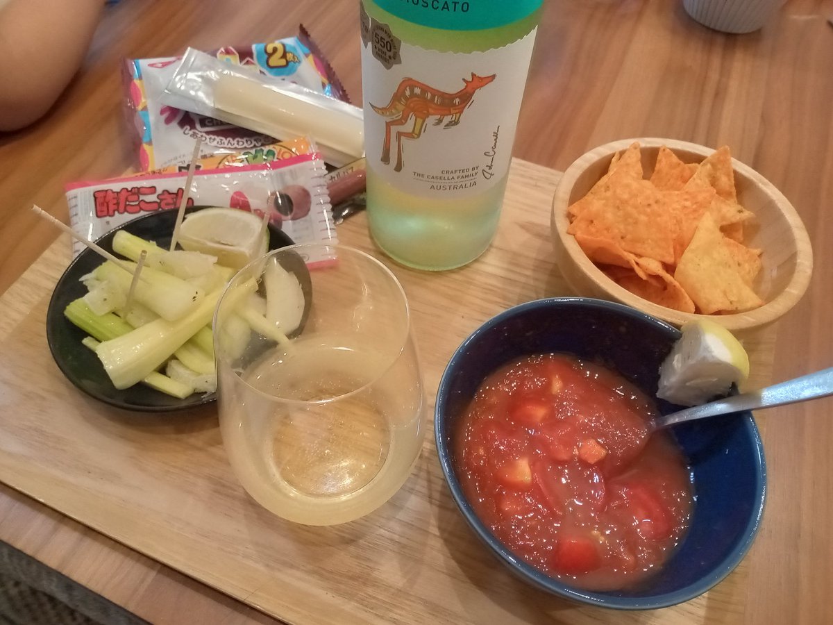 1日（24時間）つけたらだいぶ食べ頃に感じました。
グリーンレモンの果肉と一緒に漬けたのですっぱい仕上がりを想定して、甘めのワインを合わせてみましたが、セロリの甘さが感じられる仕上がり。
もっとオーソドックスな白ワインでも合う気がしました。