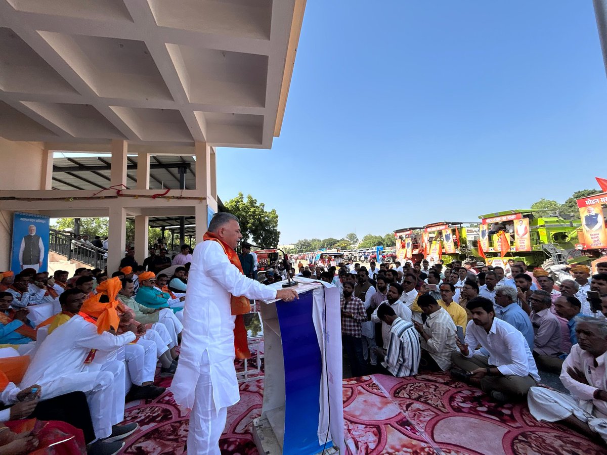 Indersinghsjp's tweet image. कृषकों की समृद्धि एवं कल्याण, मध्यप्रदेश का आधार!
आज उज्जैन कृषि उपज मण्डी प्रांगण में, उज्जैन जिले के हजारों कृषक भाइयों द्वारा "सोयाबीन उत्पादक किसानों के लिए मप्र शासन द्वारा आरंभ भावांतर योजना" के प्रति यशस्वी मुख्यमंत्री माननीय @DrMohanYadav51 जी का आभार एवं धन्यवाद व्यक्त…