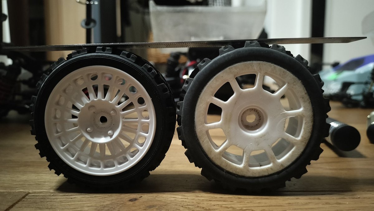 airacomet_p59rc's tweet image. 土曜の亀岡、日曜の河川敷とでたっぷり走り込んだラリーシャーシ、HNRの #FoxHound。
心配してた車高は前18mm後20mmでまぁまぁ及第点。

ただ、問題が。純正タイヤがタミヤラリブロより外径2mm大きい。ホイールも外径2mm大きい。

外径大きい国産タイヤってある…？
アリエク以外のルートがあればなぁ