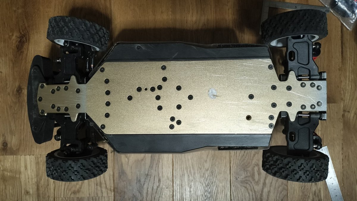 airacomet_p59rc's tweet image. 土曜の亀岡、日曜の河川敷とでたっぷり走り込んだラリーシャーシ、HNRの #FoxHound。
心配してた車高は前18mm後20mmでまぁまぁ及第点。

ただ、問題が。純正タイヤがタミヤラリブロより外径2mm大きい。ホイールも外径2mm大きい。

外径大きい国産タイヤってある…？
アリエク以外のルートがあればなぁ