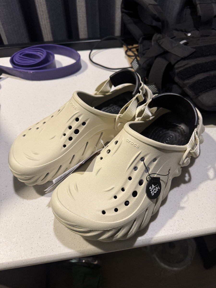 PPP68784338's tweet photo. Crocs Echo Clog Bone Black (US10)
ซื้อมาใส่ไม่ได้ค่ะ ปล่อยต่อ 2400฿ (ราคาคุยกันได้ค่า)
ของแท้100% #Crocs  #crocsมือสอง #ปล่อยต่อรองเท้า #รองเท้ามือสอง https://t.co/Rjt71MoYDS