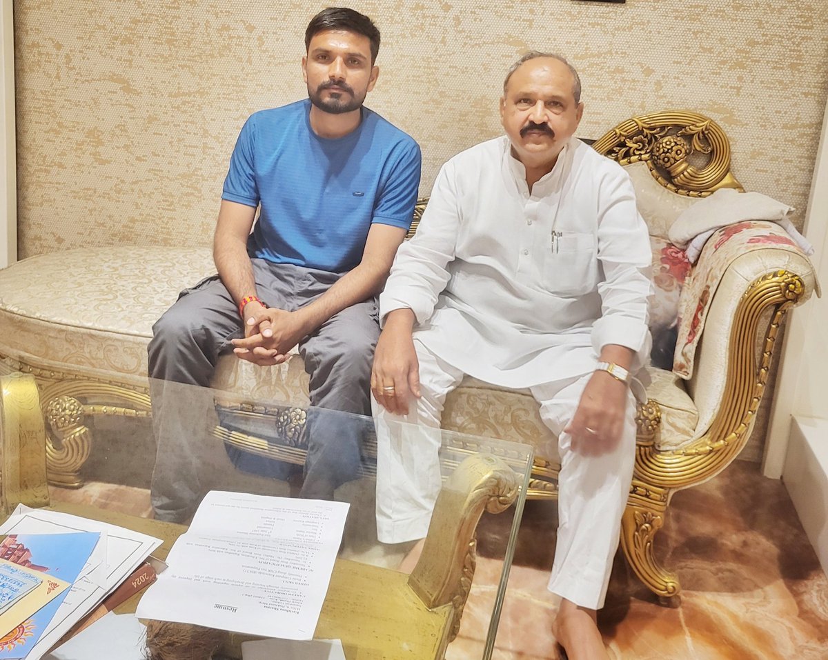 AjayGocher1995's tweet photo. #कोटा_बून्दी लोकसभा चुनाव 2024 में अपना ईमान चुनाव_हराने मे धन्ना_सेठ" के यहां गिरवी रखा था, ऐसे लोग प्रहलाद_गुंजल जी पर उंगली ना ही उठाए तो ही बेहतर है! धीरे-धीरे सारे सांप बिल से निकल रहे है।
#PrahladGunjal @RahulGandhi @INCIndia @Sukhjinder_INC @GovindDotasra @PrahladGunjal https://t.co/eXAcboChnU