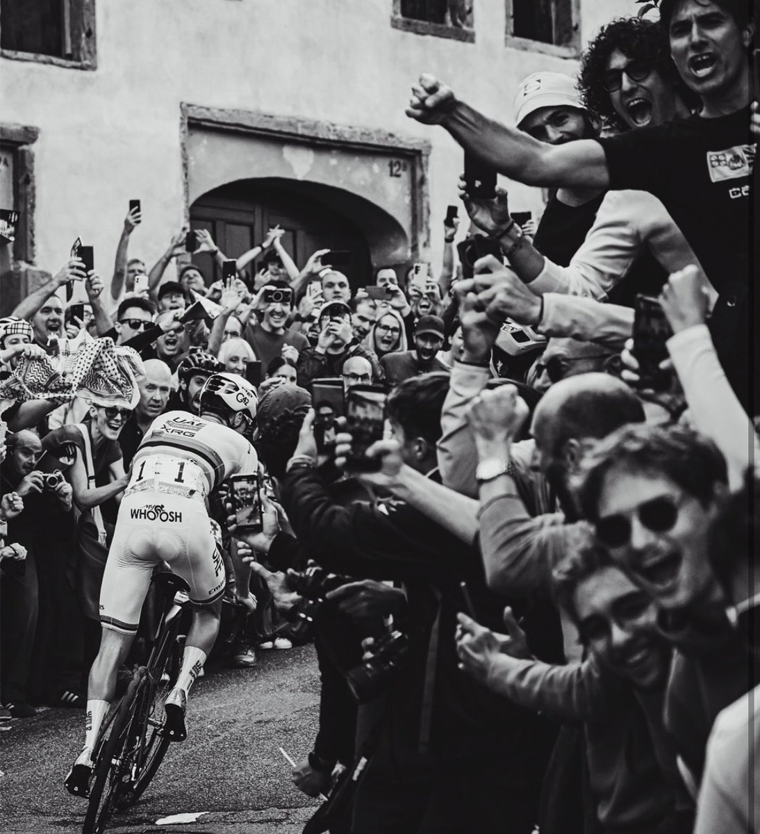 Pogačar hace el ciclismo aburrido. 

Solo hay que ver la cara de la gente. Aburrimiento profundo. 

📸 instagram.com/p/DPrwMgSjAFs/…