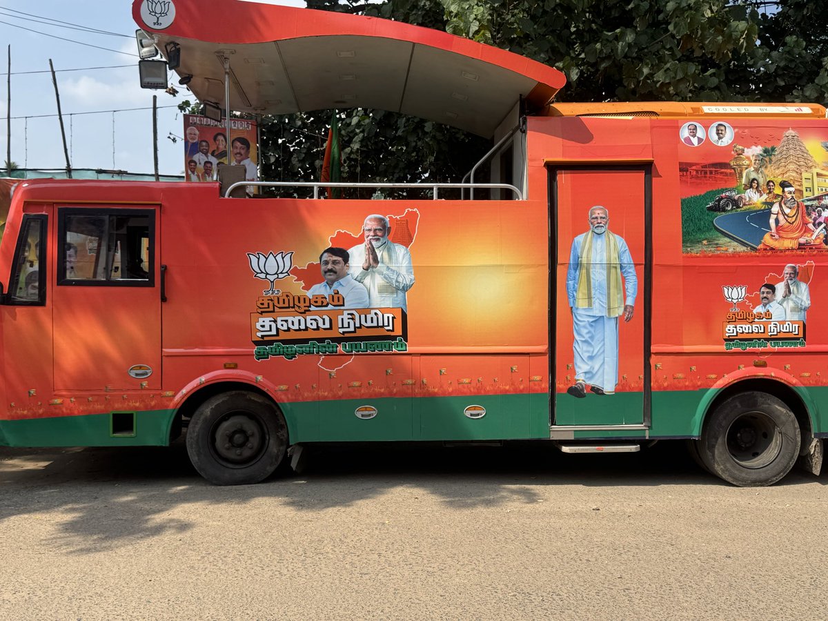Madeshjournali1's tweet image. பாஜக தலைவர் நயினார் நாகேந்திரன் அவர்களின் யாத்திரை தொடக்க விழா மதுரையில் தொடங்குகிறது...
தொடக்க விழா மேடையில் அம்மையார் ஜெயலலிதா - MGR படங்கள் பிரதானமாக இடம் பெற்றுள்ளது..
விஜய் படம் மட்டும் தான் மிஸ்ஸிங் என்று அங்குள்ள பலர் பேசுகிறார்கள் 😳🤔!