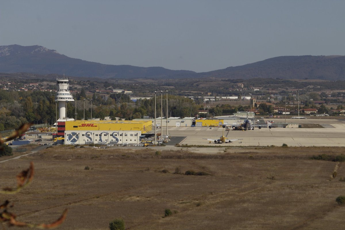 BUGGATIA's tweet photo. @ForondaAirport @NAC_AMS Desde Estarrona a las 13:25 https://t.co/B59xp0tZwt