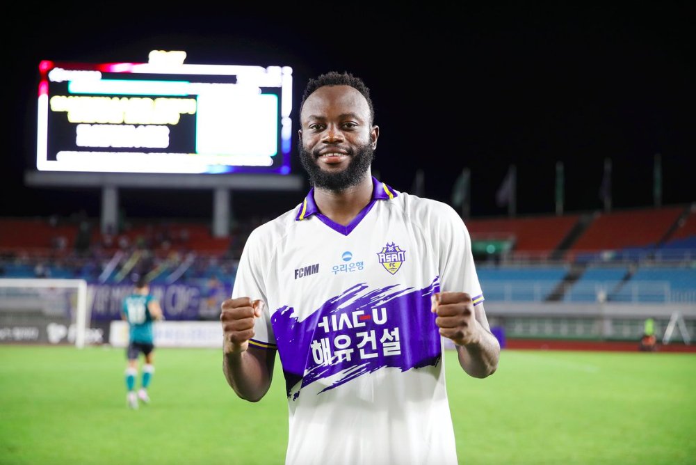 FrontPgFootball's tweet image. Another game and another goal for an Aussie striker in South Korea 🇰🇷🇦🇺

Australian forward Charles Lokolingoy continues to find the back of the net in the K League 2 as he scored the only goal in Chungnam Asan&apos;s 1-0 win over Gyeongnam.

The 28-year-old made it winning goals in…