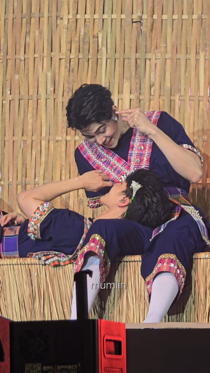 myfamumiin4's tweet photo. หยิ่น : อะไรนะคะ 

กี๊ดดดดดแแดด
#ดอกนีออนรอรักมื้อสอง
YINWAR CONCERT DAY2
#หยิ่นวอร์ #ดอกนีออนรอรัก 💜 https://t.co/jFe6RgUV6M
