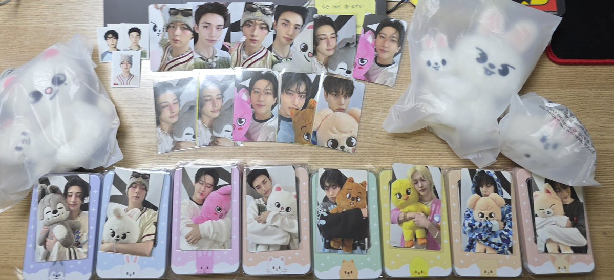 팝업 결산..🫶
댈구해준 쿠미언니랑 행뽁용뽁이 고마워❤️❤️
진짜 틴케이스는 8명 다 모은 보람 있는듯..
진짜 너무 이뻐..😢😢