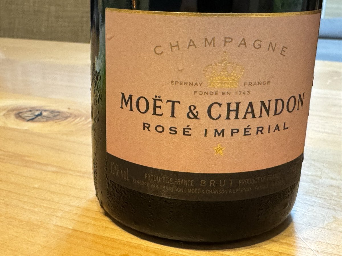 出産して少し落ち着いたから就労証明書書きながら久しぶりにMoëtのroséで出産お疲れ様でしたのお祝い