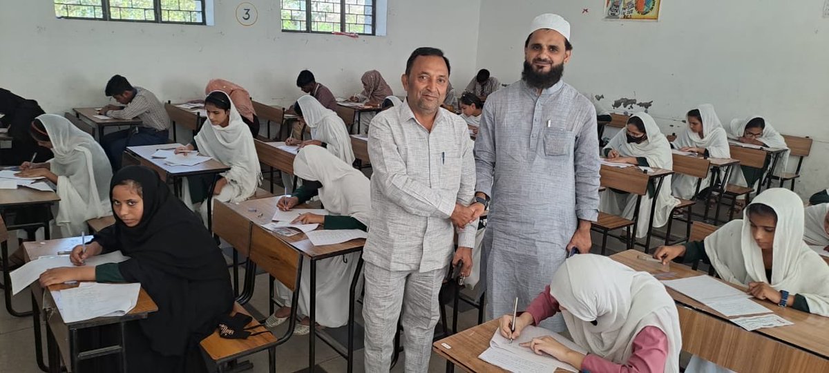 ImMoosaQasmi's tweet photo. मुज़फ्फरनगर में उर्दू डेवलपमेंट ऑर्गेनाइजेशन के तत्वावधान में रविवार को नवाब अजमत अली ख़ां गर्ल्स इंटर कॉलेज में उर्दू ज्ञान एवं सुलेख प्रतियोगिता का आयोजन किया गया। प्रतियोगिता में जिले के लगभग 275 छात्र-छात्राओं ने भाग लिया और अपनी उर्दू जानकारी व लेखन कला का प्रदर्शन किया। https://t.co/WedGQWjGwB