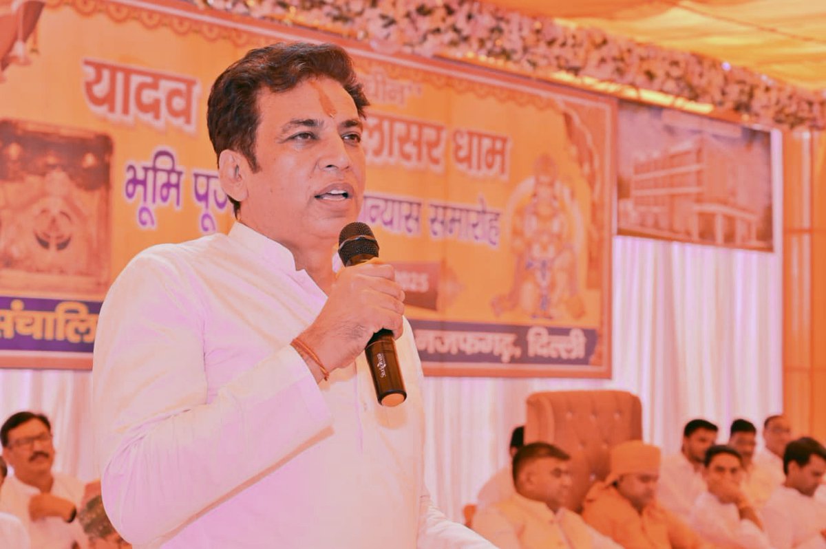आज सालासर धाम में यादव भवन का शिलान्यास किया।

श्री सालासर बालाजी महाराज के दर्शन करने आने वाले श्रद्धालुओं के किए यह भवन सुविधा का माध्यम बनेगा।

इस अवसर पर माननीय विधायक बालक नाथ जी, चंद्रशेखर यादव जी, यादव चैरिटेबल ट्रस्ट अध्यक्ष विनोद सिंहराम यादव जी, कोषाध्यक्ष प्रीथ पाल
