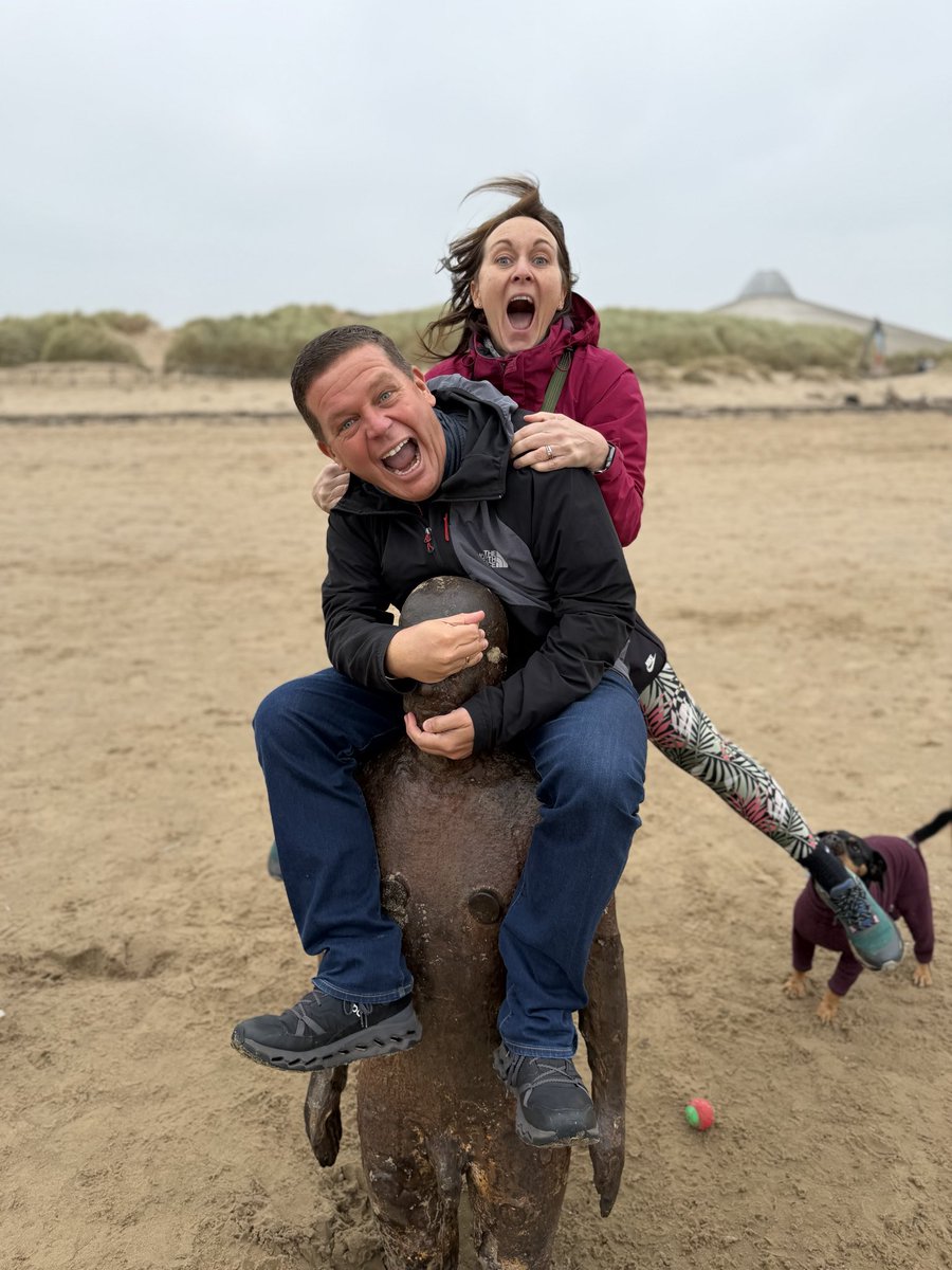 BUSAPAR3's tweet image. Sunday morning ….  Fresh air, walking, dogs 🐶 , friends …. It’s good to talk 🙏 ❤️ #october #2025 #crosby #crosbybeach #anthonygormleysculptures #anotherplace