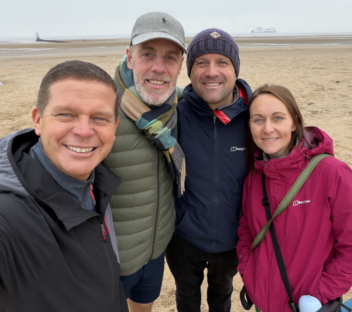 BUSAPAR3's tweet image. Sunday morning ….  Fresh air, walking, dogs 🐶 , friends …. It’s good to talk 🙏 ❤️ #october #2025 #crosby #crosbybeach #anthonygormleysculptures #anotherplace