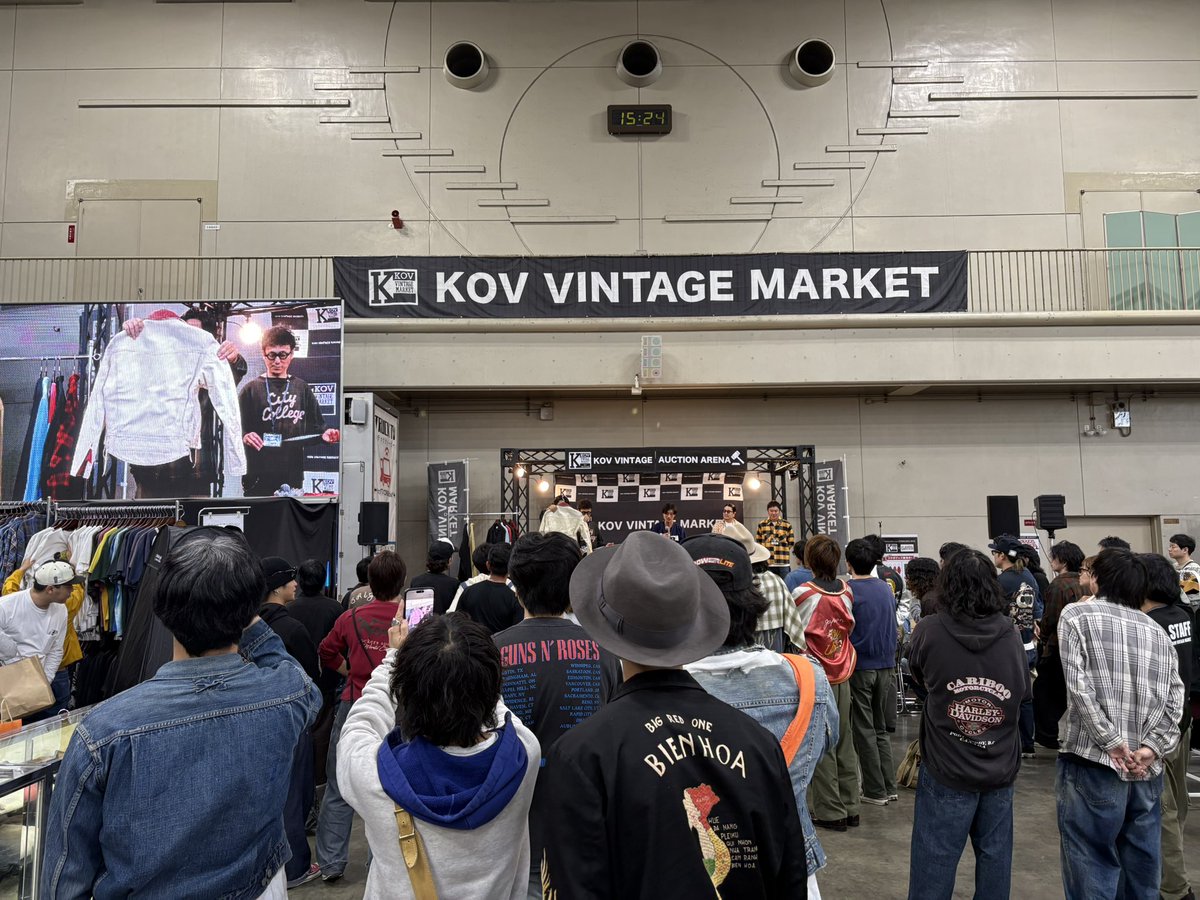 x68780812's tweet image. 会場の様子③

オークションの最後には大戦モデルのデニムが登場
420万円で落札されました(相場は1,000万らしい)
#デニム
#リーバイス
#ビンテージデニム
#大戦モデル

ただ、オークション通して相場とかけ離れた安い値段で落札されていたから、次はないか、最低価格設けるかな⁉️