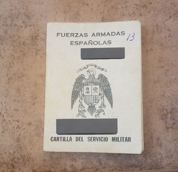 ManL_Go6's tweet image. Abascal no ha aparecido por la tribuna de invitados del desfile porque había corrido el rumor de que estaban pidiendo la cartilla de la mili