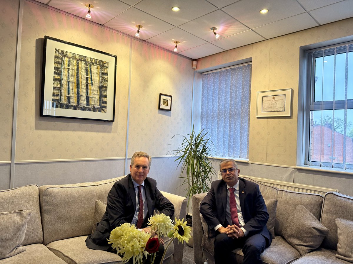 The AHC received the newly arrived Consul General of Spain in Manchester at his office. The AHC extended the Consul General a warm welcome and discussed issues of mutual interests.