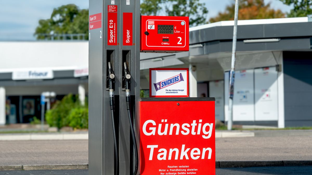 ntvde's tweet image. Lästig für Kunden und Betreiber: Bis 22 Wechsel täglich: Länder fordern Tank-Transparenz n-tv.de/mediathek/vide…