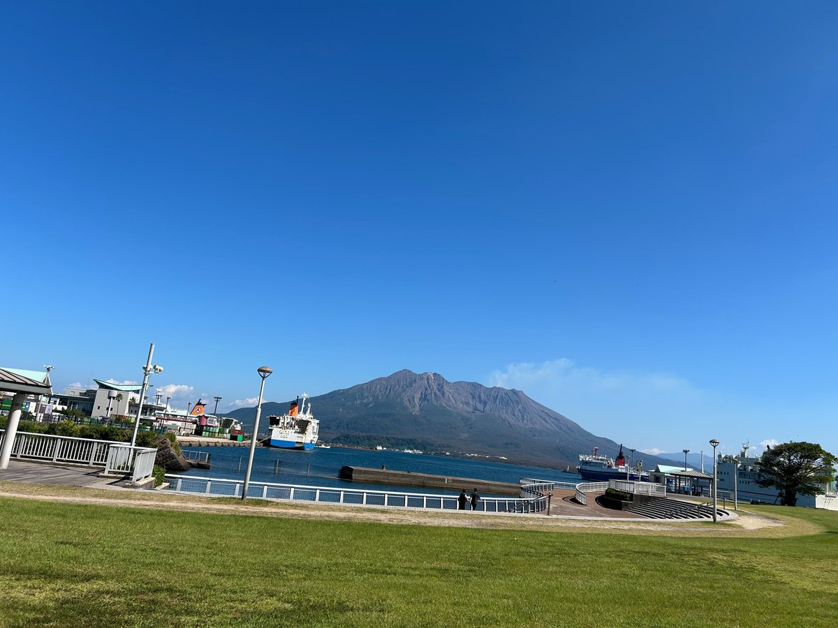 鹿児島日帰り観光旅行はハードでした。

【観光は少しだけど、充実しました】

西郷隆盛像、鶴丸城跡、桜島を観る事が出来て良かったです。