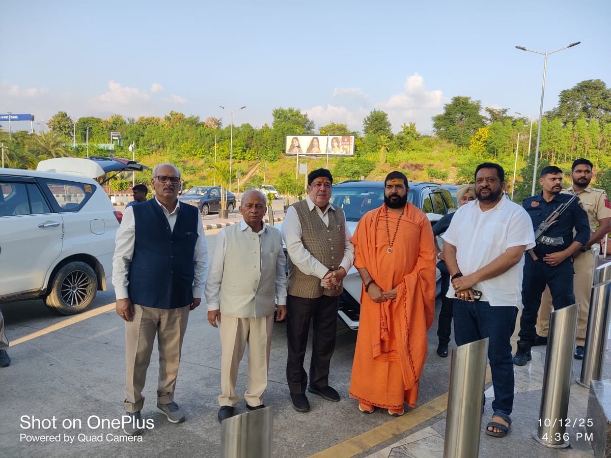 देहरादून एयरपोर्ट पर पंचअग्नि अखाड़ा के सचिव संपूर्णानंद जी महाराज के साथ शिष्टाचार भेंट कर आशीर्वाद लिया, जूनागढ़ जिला भाजपा के पूर्व अध्यक्ष किरीटभाई पटेल भी उपस्थित रहें।