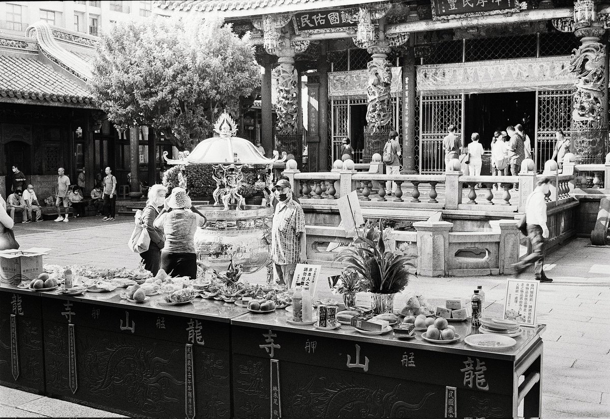 vyvpoon's tweet photo. 台北艋舺龍山寺
Rollei35 / Rollei superpan200 / Rodinal 1+100 Stand development. 

#写真 
#blackandwhitephotography 
#Rollei
#Rodinal https://t.co/AECQCZes5y