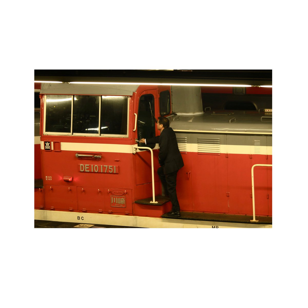 発車へ向けて車内で待機します

普段は静かな駅に響くDE10のアイドリング音はかっこよかったです