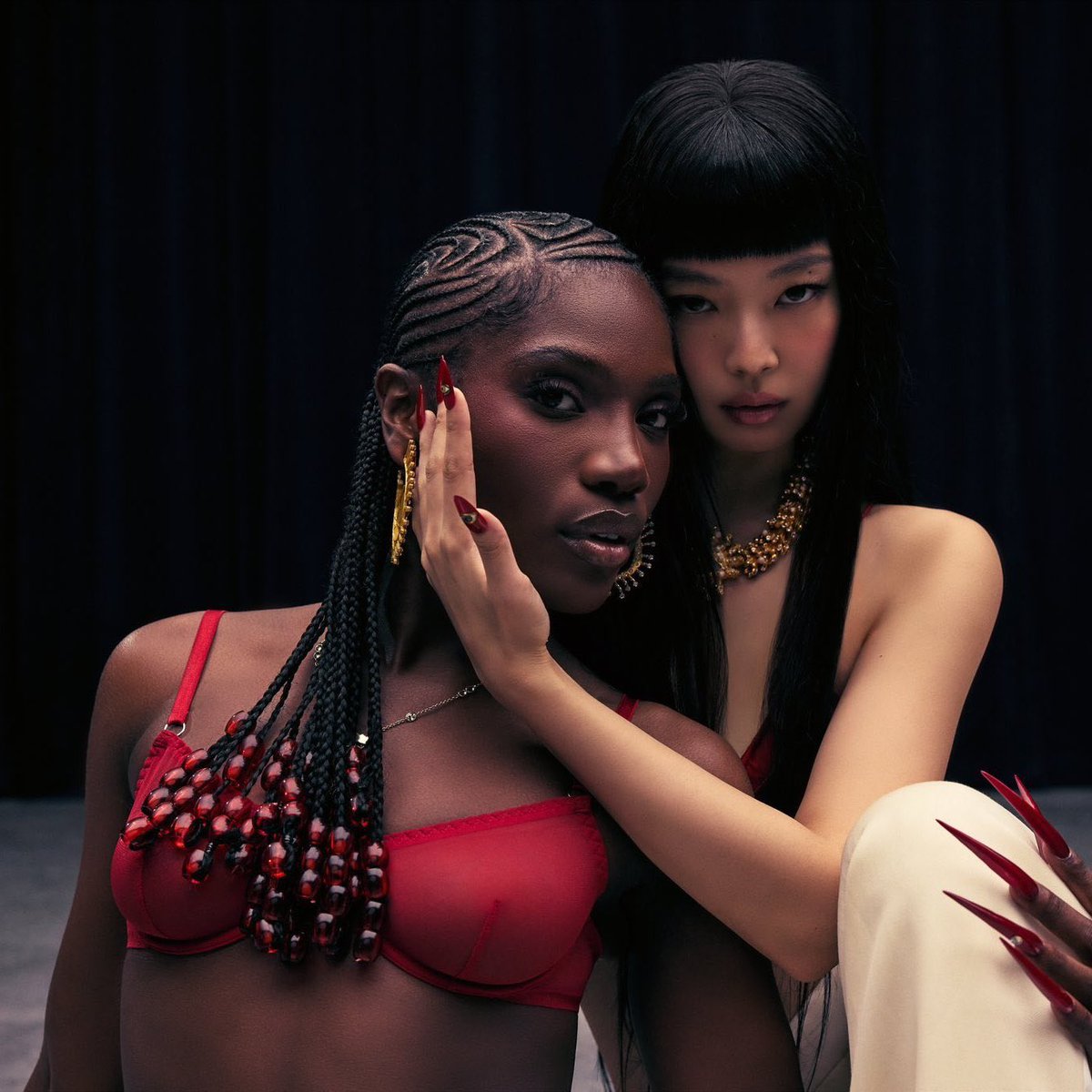 EYES CLOSED by #JISOO and Zayn debuts at #7 on YouTube US daily top songs chart with 731,832 streams 

— It is now The biggest streaming debut by a K-pop female soloist on the chart’s history surpassing Extral L (668K)

<a href="/officialBLISSOO/">BLISSOO</a>