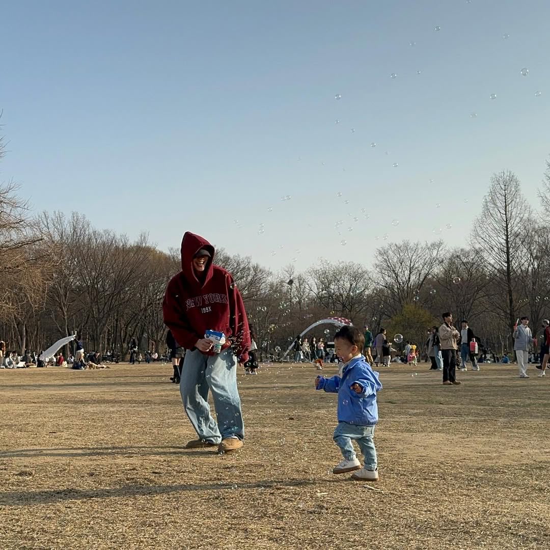 근데 난 이거 너무 신기한게 다가리고 입만 보이는데 너무 안효섭인게 진짜 ㅈㄴ신기해. 멀리서 봐도 안효섭인거 너무 티남.
이렇게까지 존재감이 확실한 미소라니 말이 돼? 응 돼.