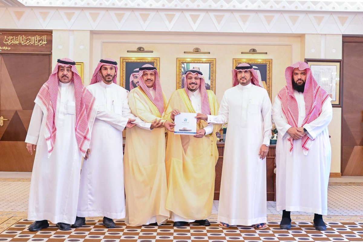 أشاد سموه بجهود الجمعية التي ترعى 700 أسرة داخل نطاق المحافظة، من خلال برامج نوعية تهدف إلى حفظ النعمة وتوزيع الفائض الغذائي على المستفيدين بآليات منظمة تحقق أعلى معايير الكفاءة والجودة..

سمو #أمير_منطقة_القصيم يتسلم التقرير السنوي لجمعية إكرام النعم بمحافظة الرس .