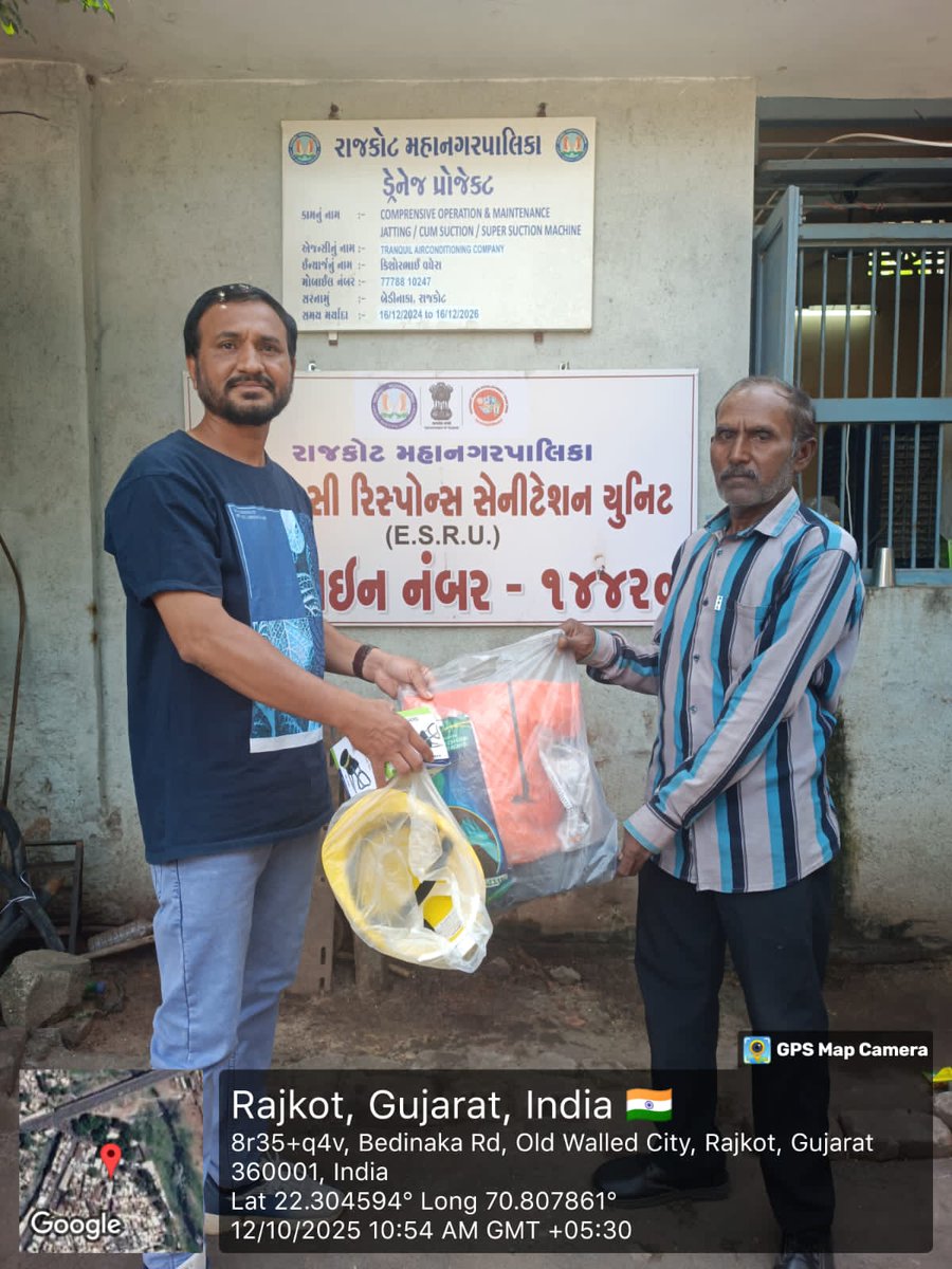 smartcityrajkot's tweet photo. 🌿 વિકાસ સપ્તાહ–૨૦૨૫ 🌿
રાજકોટ મહાનગરપાલિકા દ્વારા વિકાસ સપ્તાહની ઉજવણી અંતર્ગત ડ્રેનેજ સફાઈ કામદારોને સેફ્ટી કીટનું વિતરણ કરવામાં આવ્યું 👷‍♂️🧰

સફાઈ કર્મચારીઓની સુરક્ષા અને સ્વચ્છતા પ્રત્યેની જવાબદારીને મજબૂત બનાવીએ

#urbendevelopment2025
#UDY2025
#24YearsOfSeva
#VikasSaptah2025 https://t.co/C09UPnZdpG