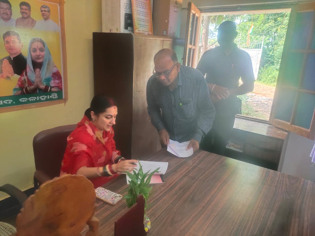 malvikadevibjp's tweet image. ଆଜି ଭବାନୀପାଟଣା ସ୍ଥିତ ଆମ ବାସ ଭବନ ରେ ବିଭିନ୍ନ ଅଞ୍ଚଳ ରୁ ଆସିଥିବା ଲୋକ ଙ୍କ ସମସ୍ୟା ଶୁଣି ତାର ସମାଧାନ କଲି।

Public Grievance at my Residence