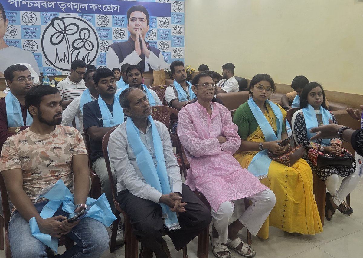 TMC_Supporters's tweet image. অত্যন্ত আনন্দের সাথে আমরা জানাচ্ছি , TMCS এর বিজয়া সম্মিলনীতে উপস্থিত ছিলেন প্রাক্তন সাংসদ ও দলীয় মুখপাত্র শ্রী কুনাল ঘোষ @KunalGhoshAgain
ওনাকে কমিউনিটির পক্ষ থেকে বিজয়ের বিজয়ার শুভেচ্ছা ও ধন্যবাদ জানাই .
গিরিশ পার্কে TMCS কমিউনিটির উদ্যোগে বিজয়া সম্মিলনী চলছে .…
