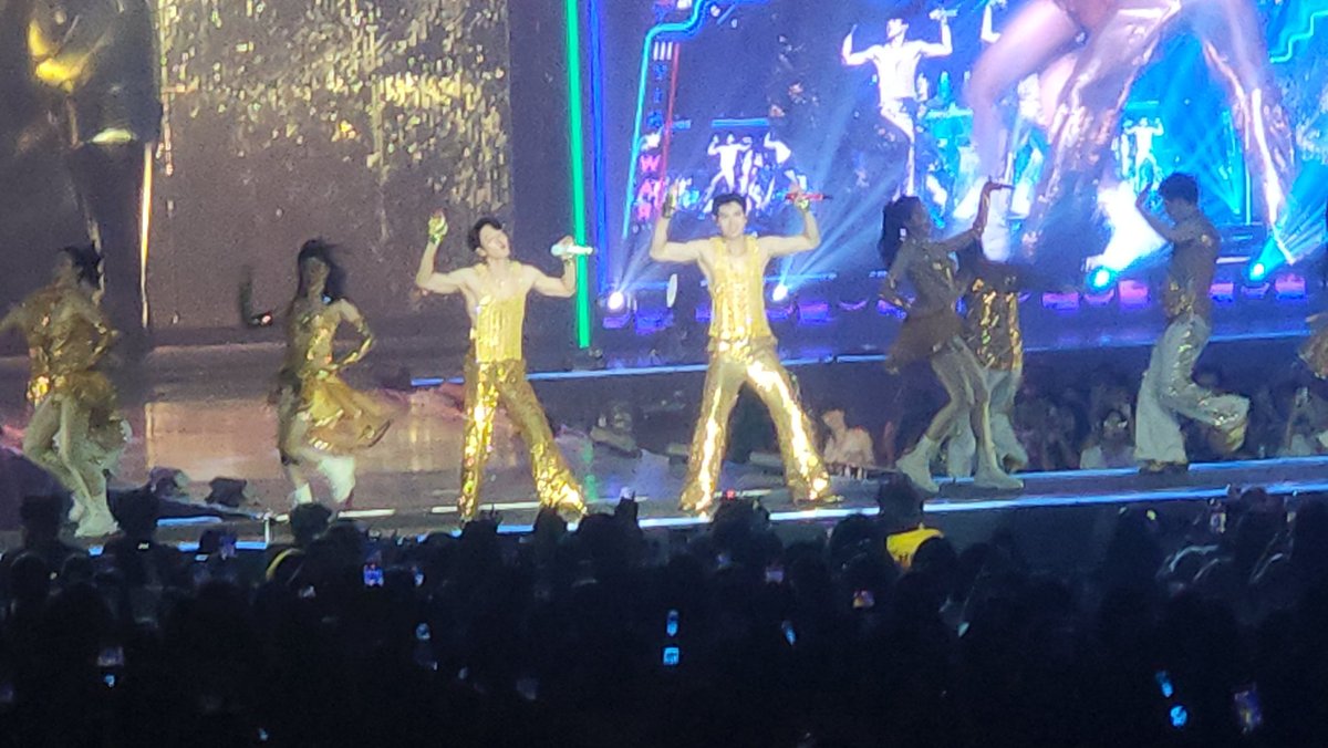protectjiujiu's tweet photo. OUR BESTEST BOYS

#ดอกนีออนรอรัก
#ดอกนีออนรอรักมื้อสอง
YINWAR CONCERT DAY2
#หยิ่นวอร์ #yinyin_anw #warwanarat https://t.co/cZUwTJyJs3