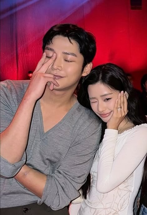 Look how close they are now🫶

#tontawan #Rowoon