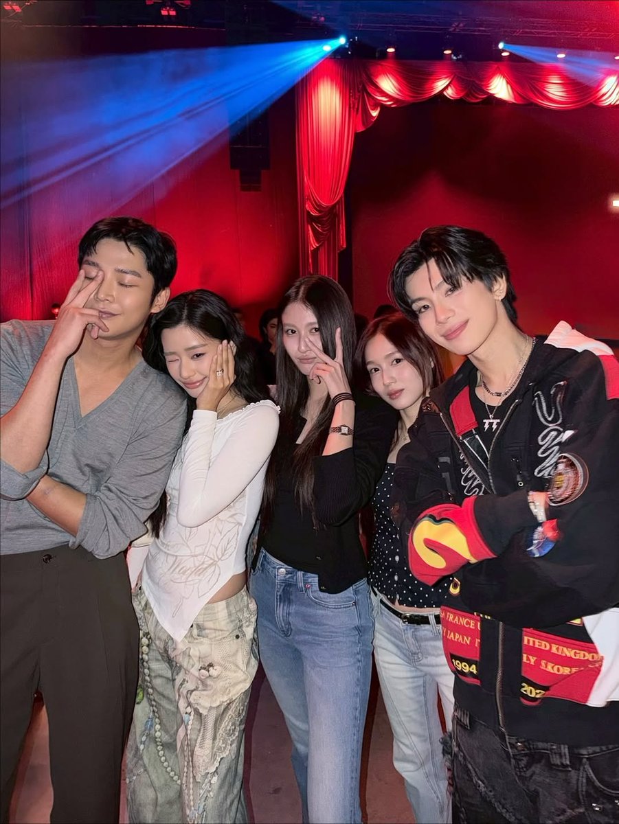 โรอุนมาไทยทั้งทีจะไม่เจอกับน้องตูได้ยังไงเนอะ!!!
โรอุน กับ คุณตูต้นตะวัน คุณวิว เบญญาภา คุณเลิฟ ภัทรานิษฐ์ และคุณไทแทน ใน #HOMECOMING_PARTY ของคุณแบมแบมเมื่อวันก่อนค่ะ 

IG tytan.t
#BamBamEP_HOMETOWN #Tontawan
#로운 #ROWOON #ロウン #โรอุน