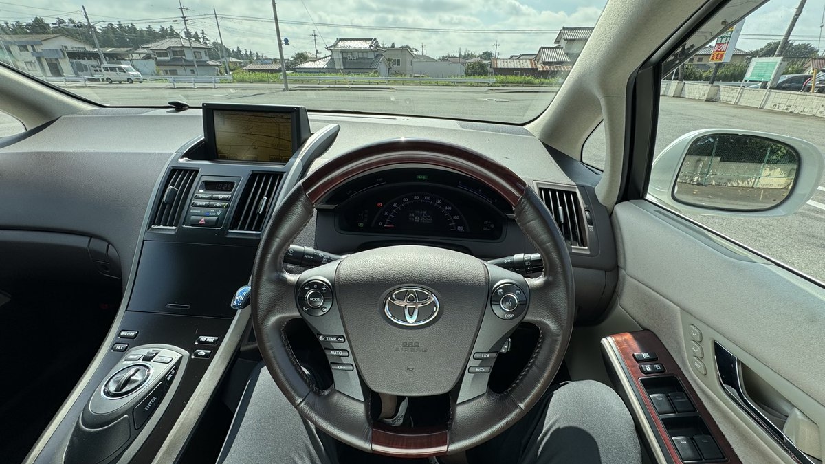 omocchisann's tweet photo. セルシオをお店に預けたら代車はSAIでした。

「おじさんセダンかぁ…」と思いつつも運転したんですが、
めっっっちゃ良い。マジで。

予想外にハンドリングが軽快で、その辺のスポーツカーに負けないくらい峠道をサクサク曲がっていきます。
2.4L HVだからパワーも申し分なし。

穴場すぎるわこの車 https://t.co/sPDN4B1ObW