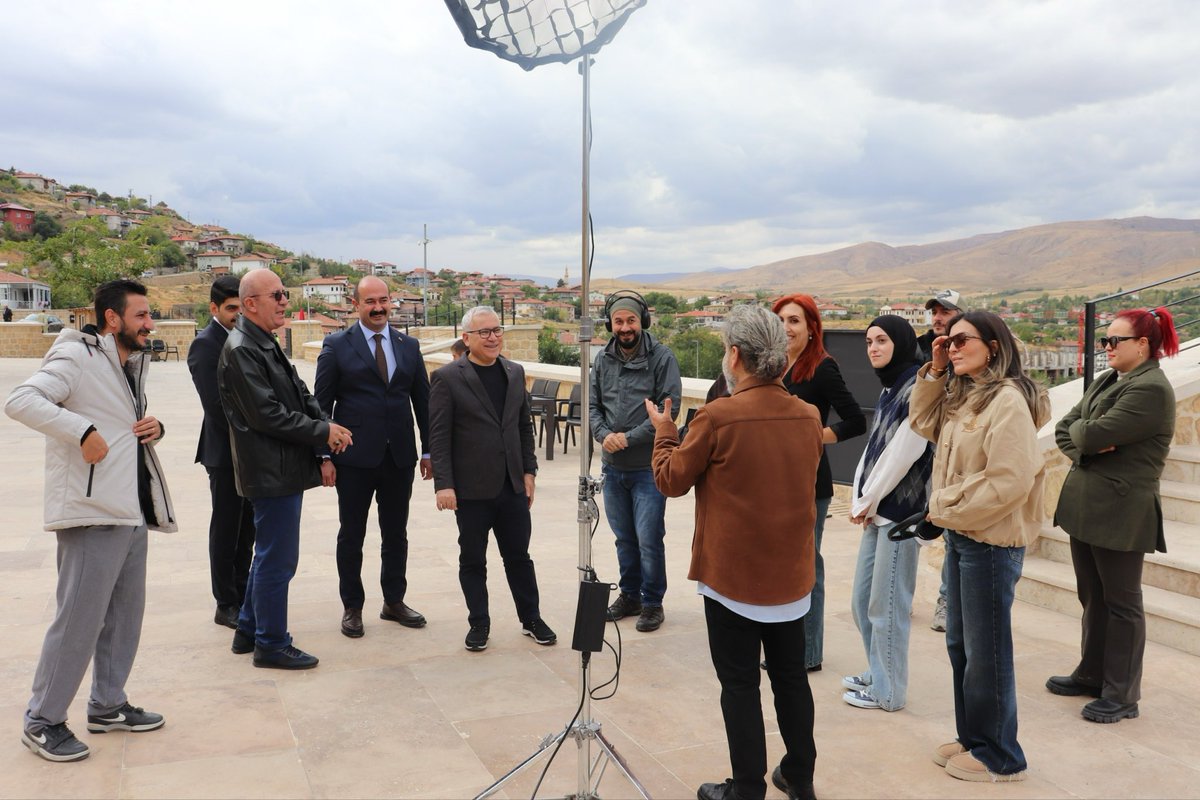 sivasvaliligi's tweet photo. 📍Divriği 

Valimiz Sn. Yılmaz Şimşek, eşi Dr. Çiğdem Olgun Şimşek Hanımefendi ile birlikte Divriği ilçesini ziyaret etti.

Türkiye’nin eşsiz kültürel miraslarından biri olan Sivas Divriği Ulu Camii ve Darüşşifasını konu alan yönetmenliğini Hasan Kalender, yapımcılığını ise Aydın Sarman’ın üstlendiği ‘Sesin Mucizesi’ Belgeselinin setini ziyaret eden Valimiz Şimşek, belgesel çekim süreci hakkında bilgi aldı.