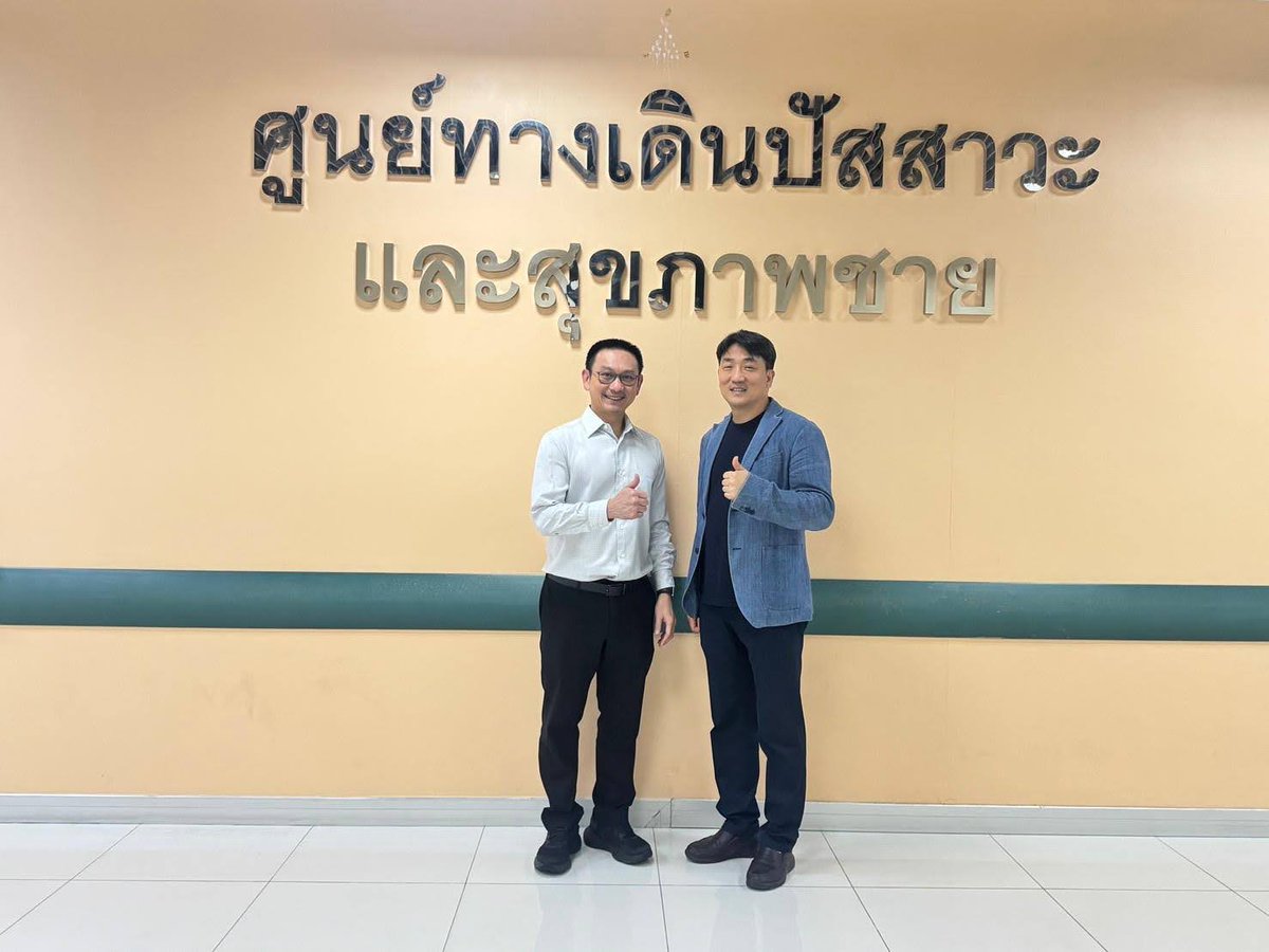 drboss_urology's tweet image. Honored to help set up the #HugoRAS at Somdech Phra Pinklao Hospital 🇹🇭 and mentor their first #RoboticSurgery (RALP + PLND).

After cadaver training @Ircad_Taiwan, the first case on Oct 6 was successful!

Congrats Dr. Sivilaikul &amp;amp; team! 👏

@Medtronic #UroSoMe #MedTwitter