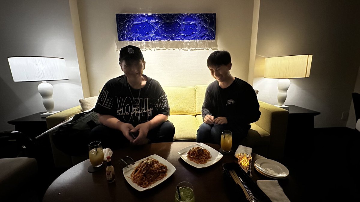 昨日は中庭で偶然にボウリング同行会のメンバー、ゲンコツさんと出会い、久しぶりの再会なので秋葉原にある嵯峨谷という、お蕎麦屋で十割蕎麦の特盛りを食べ、その後トシくんと合流して、ゲンコツさんの所有する、新宿のタワーマンションにあるカフェラウンジで抜群にうまいナポリタンを頂きました！