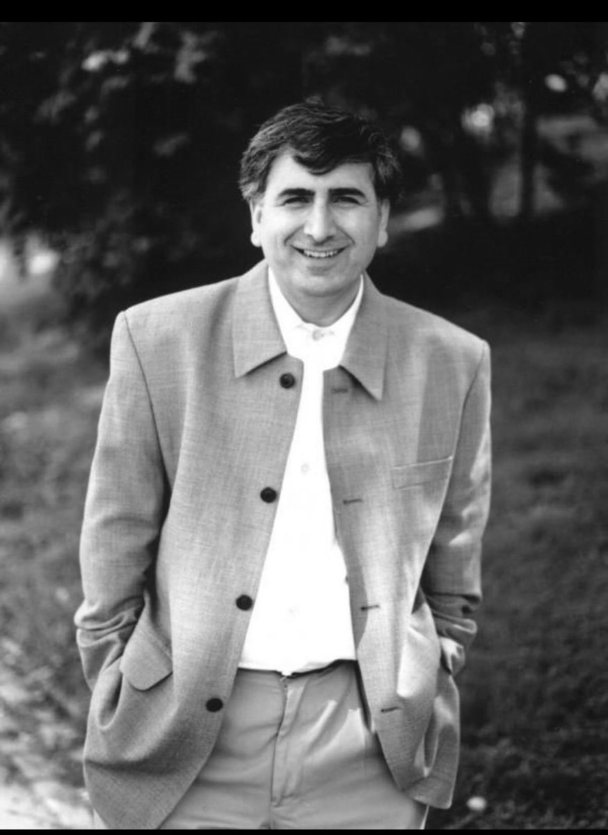 Ölümün coğrafyasında,
Yitik birer masum çocuktuk.
Dilsizdik, kimsesizdik, kimliksizdik,
Ama insandık.
Anısına saygıyla.
#MehmetUzun