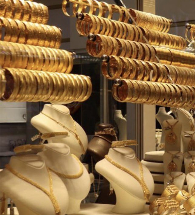 Ülkede haince hepimizin vergileriyle geçinen birkaç sektör var. Galericiler,kuyumcular,emlakçılar. Bu adamlar vergi ödemez,gelir beyan etmez bakınca en iyi evlerde oturur,en iyi arabalara binerler. Hepsi sonradan görme oldukları için reklam tabelası gibi kıyafetlerle gurbetçi