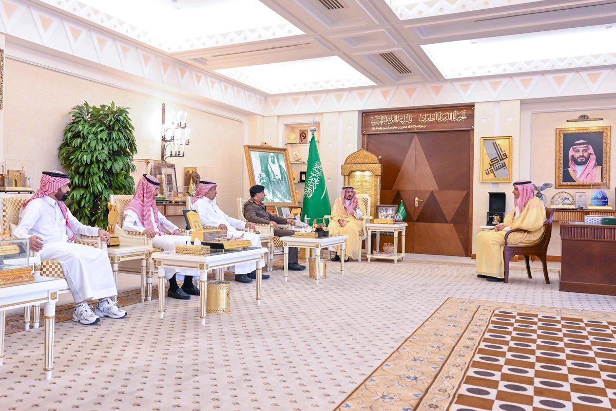 EmarahAlQassim's tweet photo. أكد سموه أنه يفتخر بالجهود الإحترافية لرجال الأمن وما يقدمونه من تضحيات وأعمال مخلصة في سبيل حفظ أمن الوطن واستقراره..

سمو #أمير_منطقة_القصيم يستقبل مدير شرطة المنطقة ويكرم عدداً من منسوبي الأمن نظير إنجازاتهم الأمنية الميدانية بحضور المشرف العام على مكتب سموه وكيل الشؤون الأمنية الاستاذ فهد العبدالقادر.