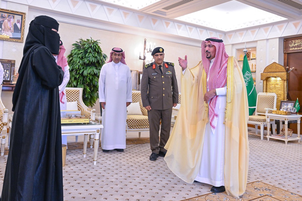 EmarahAlQassim's tweet photo. أكد سموه أنه يفتخر بالجهود الإحترافية لرجال الأمن وما يقدمونه من تضحيات وأعمال مخلصة في سبيل حفظ أمن الوطن واستقراره..

سمو #أمير_منطقة_القصيم يستقبل مدير شرطة المنطقة ويكرم عدداً من منسوبي الأمن نظير إنجازاتهم الأمنية الميدانية بحضور المشرف العام على مكتب سموه وكيل الشؤون الأمنية الاستاذ فهد العبدالقادر.
