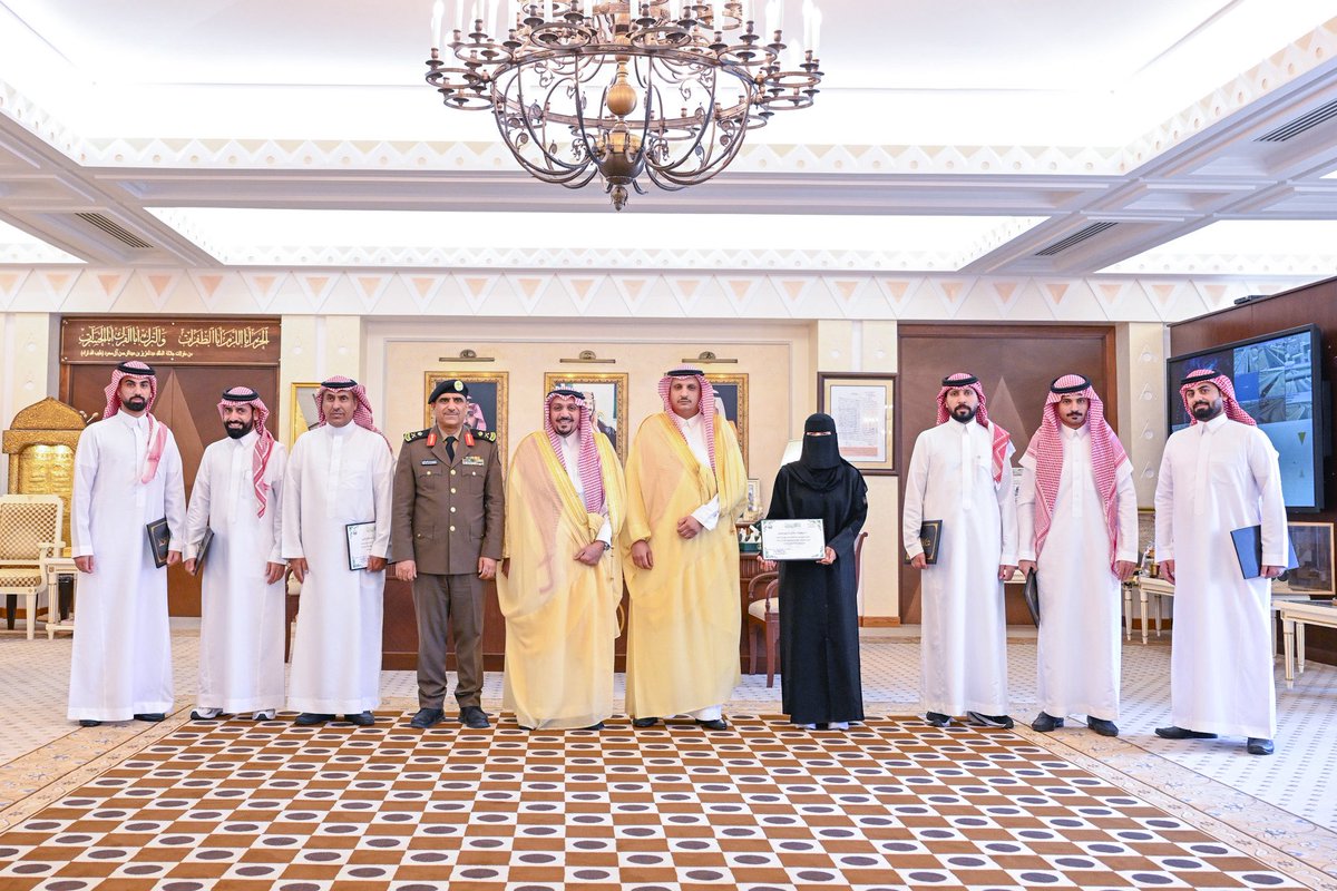 EmarahAlQassim's tweet photo. أكد سموه أنه يفتخر بالجهود الإحترافية لرجال الأمن وما يقدمونه من تضحيات وأعمال مخلصة في سبيل حفظ أمن الوطن واستقراره..

سمو #أمير_منطقة_القصيم يستقبل مدير شرطة المنطقة ويكرم عدداً من منسوبي الأمن نظير إنجازاتهم الأمنية الميدانية بحضور المشرف العام على مكتب سموه وكيل الشؤون الأمنية الاستاذ فهد العبدالقادر.